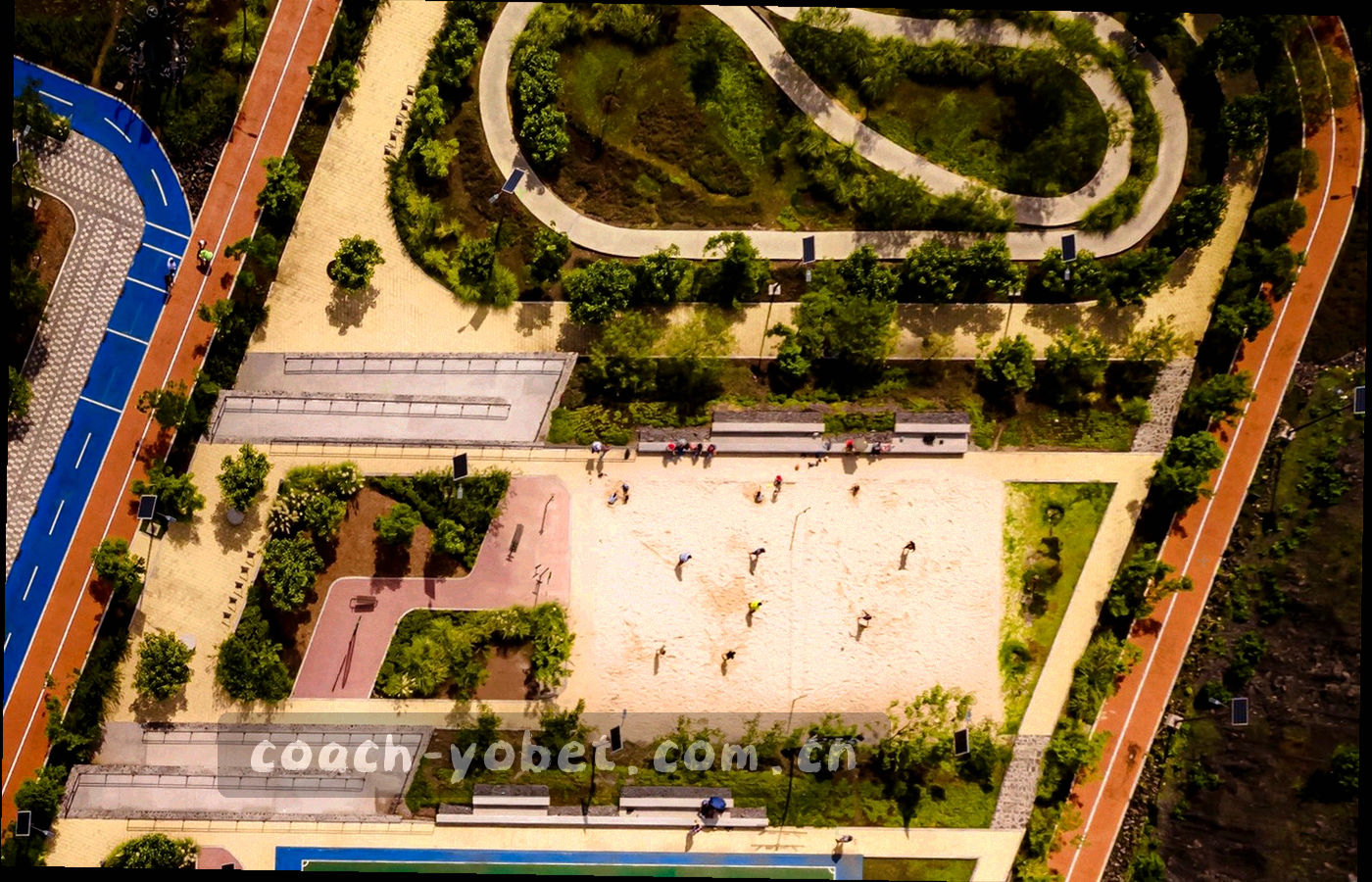 低光房间里摊开的战术板与手写笔记俯拍，画面上只有线条与灯光方向