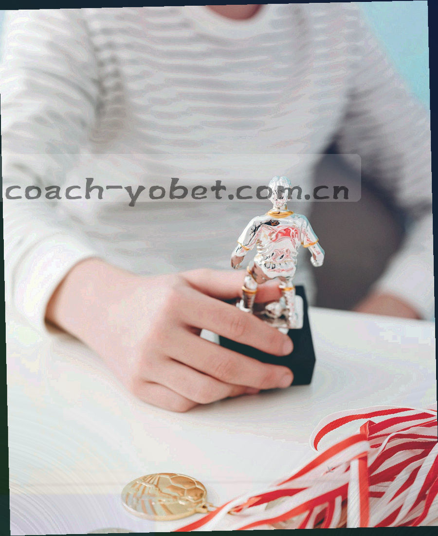 更衣室储物柜的抽象剪影与编号牌，画面中不含任何可辨识的人名与队徽